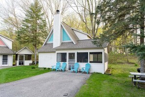 Welcome to Goshorn Lake Resort Cottage #17!