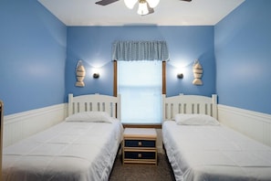 Second bedroom with two twin beds