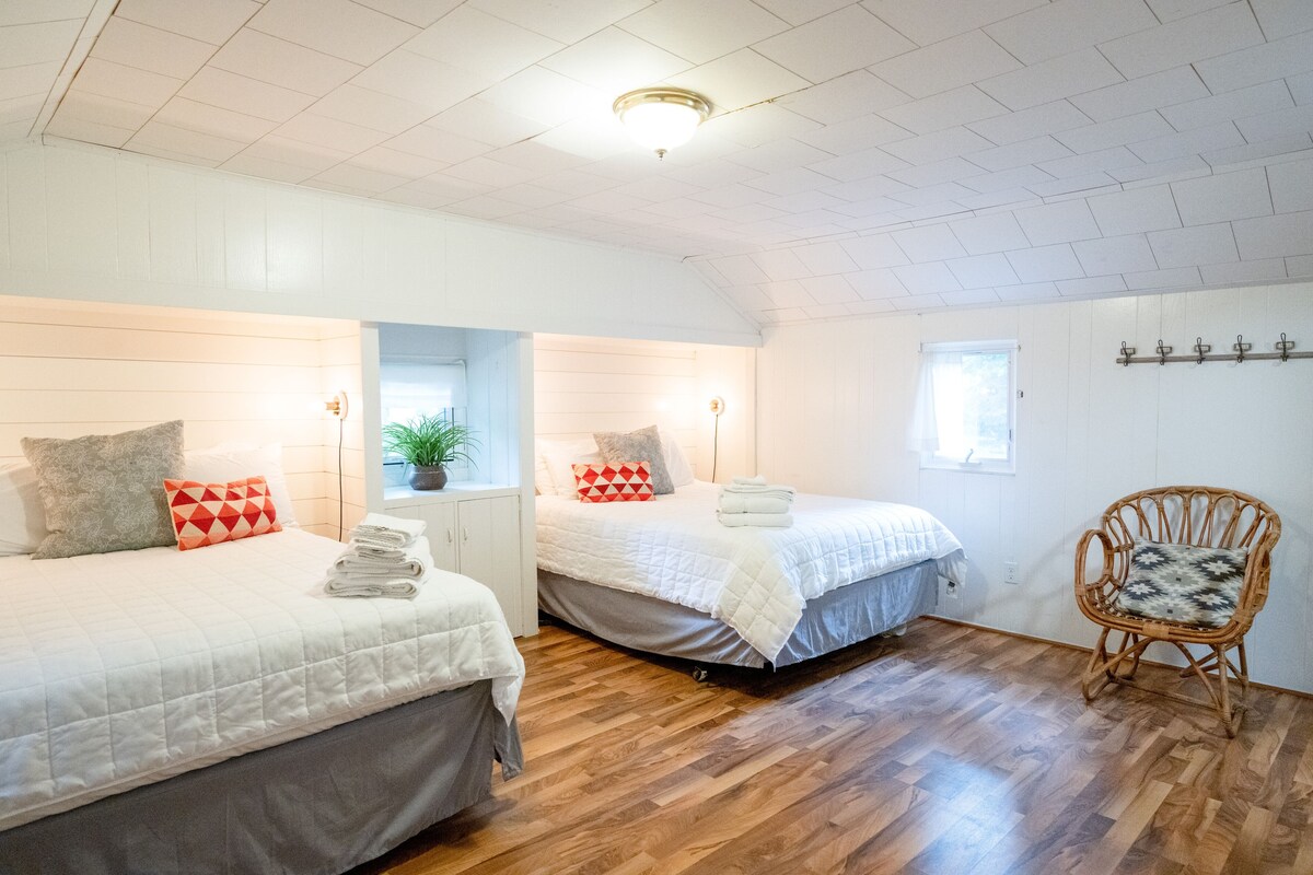 Beachy Bungalow w/Shared Lake Michigan Beach
