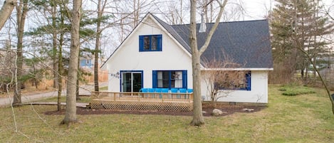 Skipping Stones Cottage sits minutes from Saugatuck’s Oval Beach.