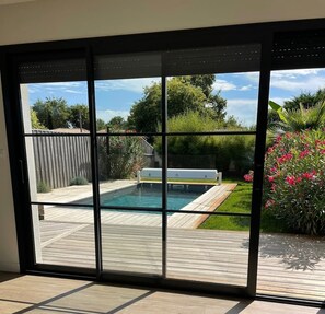 Vue sur la piscine.