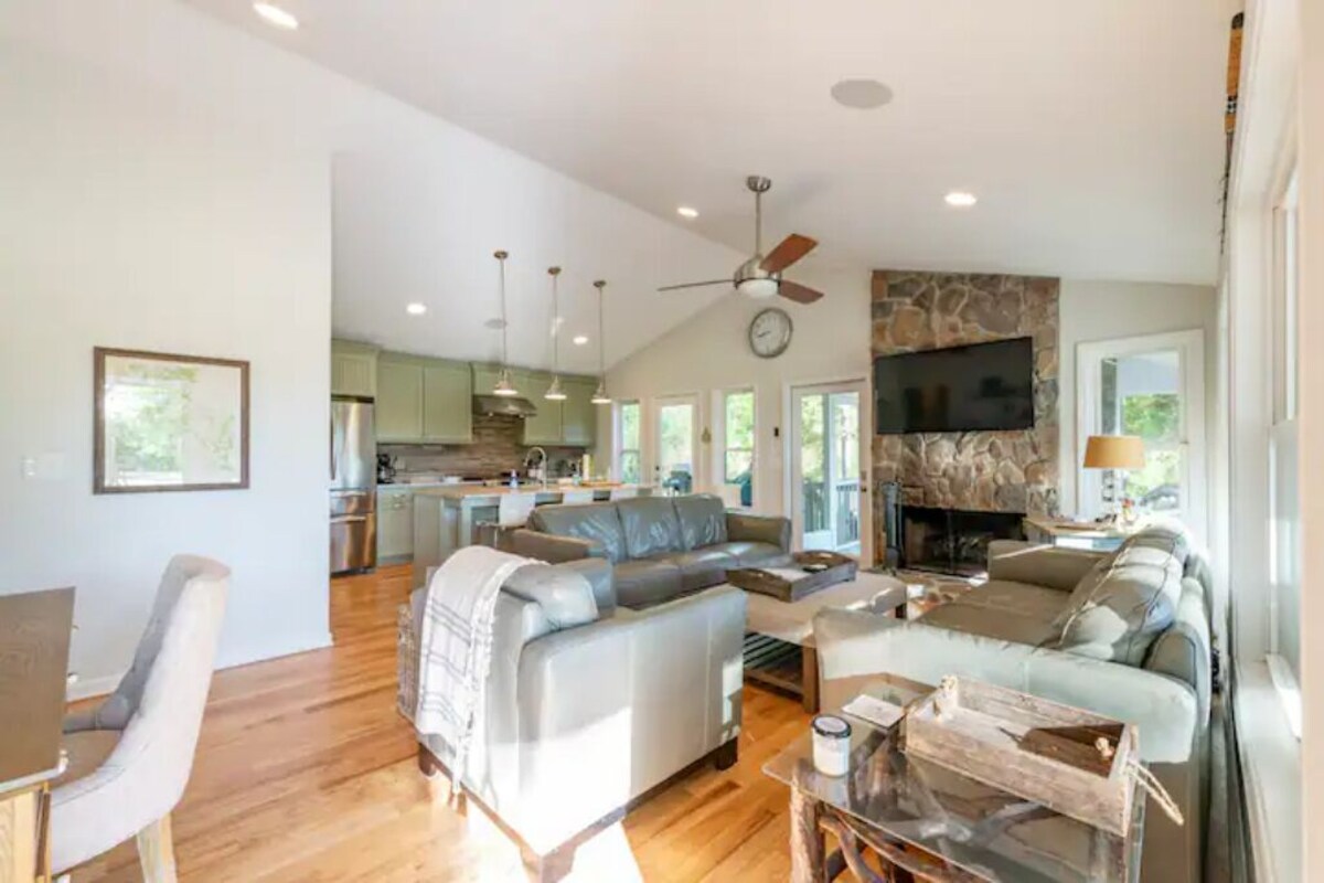 Lakefront Retreat on Lake Hartwell – 5 mins to downtown Hartwell