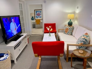 Groovy living room, free wifi and apple tv
