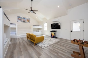 Bunkroom (6 Queens)