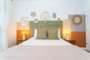 Bedroom 1: Queen-size bed, Smart TV (Ground Floor)