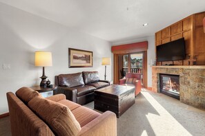 Living Rom with gas fireplace
