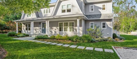 The outside view of the house with 6 bedrooms and 6 bathrooms.