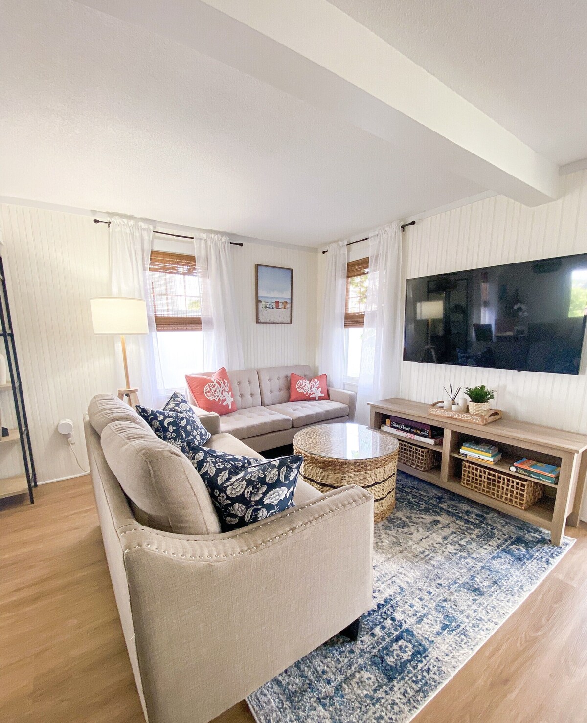 Beachside Twinhome: 2 Private Sides + Sunroom Escape for Friends & Family