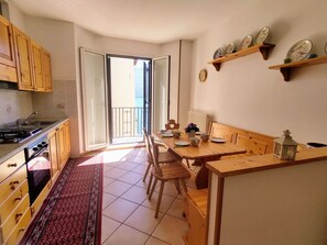 Cabinetry, Propriété, Meubles, Comptoir, Table, Fenêtre, Design Intérieur, Bois, Éclairage, Cuisine