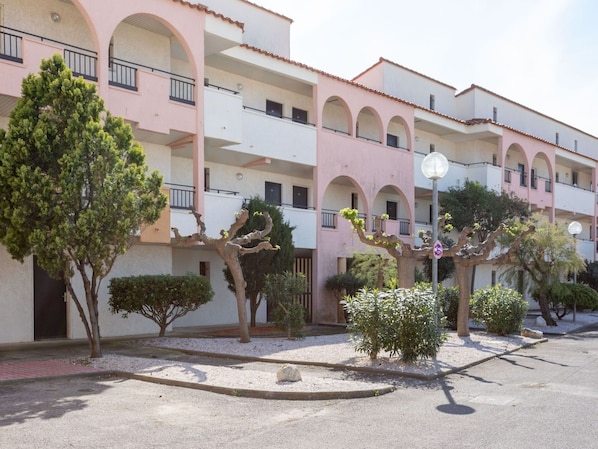 Plant, Building, Property, Window, Sky, Urban Design, Arecales, Neighbourhood, Tree, Residential Area