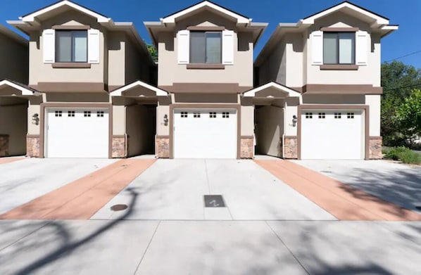 Brand New townhome located in downtown Carson City. Great parking space.