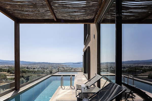 A second 15 sq.m pool with a depth of 1.60m, utilizing salt water electrolysis and equipped with a counter-current swimming system.