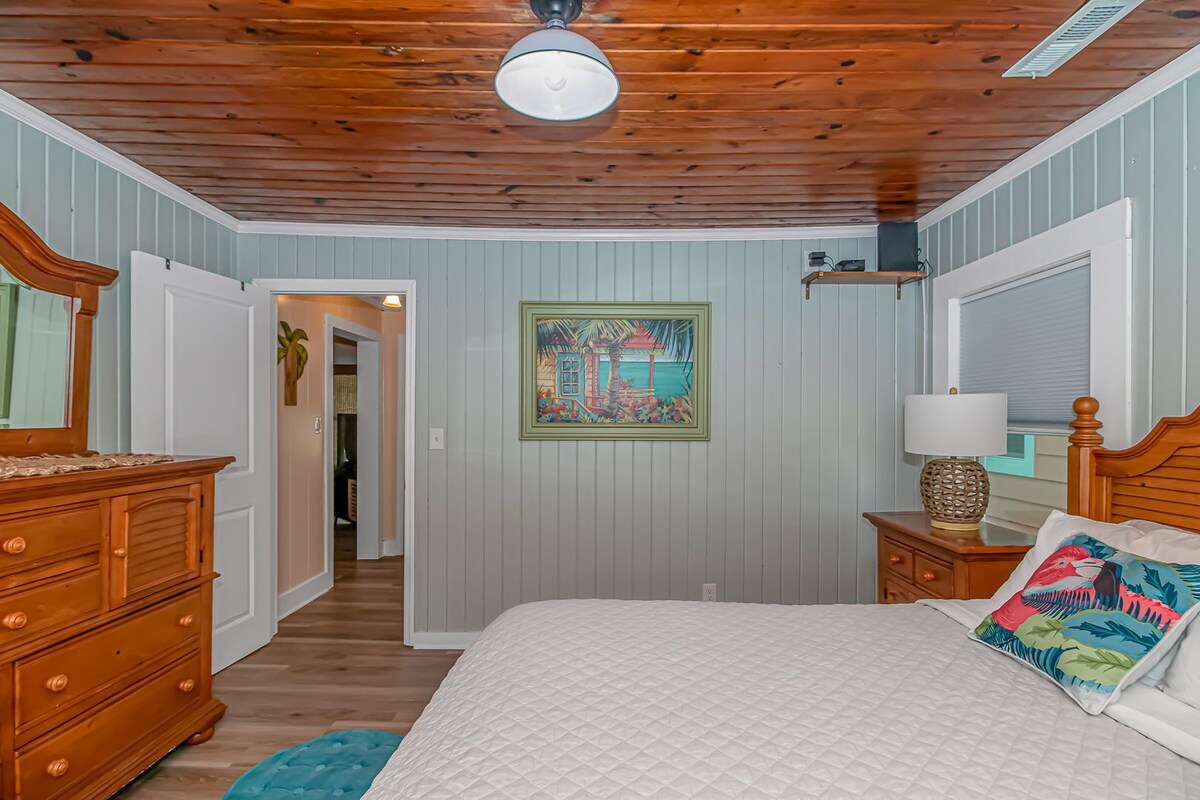 Renovated Beach Bungalow-Golf cart to the beach! 2 king beds and twin bunk beds
