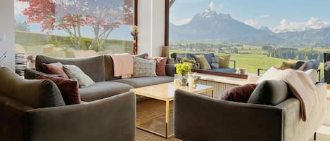 Wohnzimmer mit 180° Bergblick