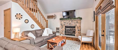 Pocono Lake Vacation Rental | 2BR | 1.5BA | 1,152 Sq Ft | 6 Stairs Required