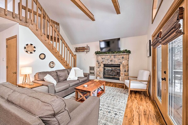 Pocono Lake Vacation Rental | 2BR | 1.5BA | 1,152 Sq Ft | 6 Stairs Required