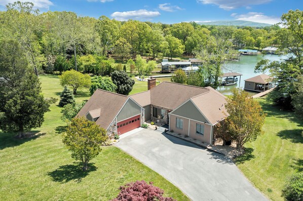 LAKE Stargaze. 4 bedroom Lakefront home.