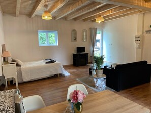 Vue d'ensemble sur salon chambre et cuisine ouverte