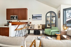 living 2 - Lulu 6J - Vivid Vacation Rentals Telluride - living 2 - Lulu 6J - Vivid Vacation Rentals Telluride