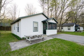 Welcome to Goshorn Lake Resort Cottage #09!