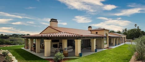 Our beautiful 3.800 sqft house is perched atop the green hills of California's wine country and comfortably sleeps up to 10 people making it perfect for family reunions, small events, and luxury retreats.  