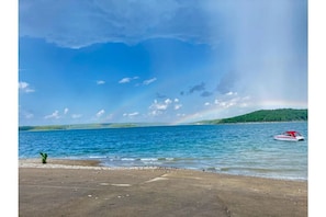 Fun in the sun on Lake Norfork awaits you!
