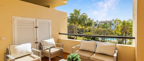 Encantador balcón equipado con muebles de exterior, y desde donde podrán deleitarse con las vistas.
