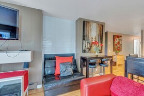 Main level dining area, open floor plan off the living room with sliding glass doors to the balcony and outstanding views of the Salt Lake Valley and mountains.  Amazing!