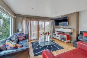 Main level dining area, open floor plan off the living room with sliding glass doors to the balcony and outstanding views of the Salt Lake Valley and mountains.  Amazing!