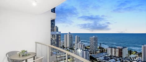 Balcony features glittering ocean views 🏝