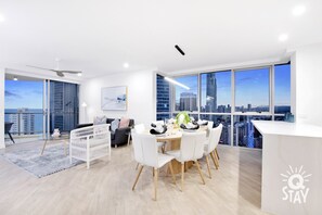 Share sumptuous meals with the family in this sophisticated dining area 🥣