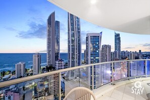 Balcony features glittering ocean views 🏝