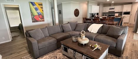 Well-appointed Large living room with sectional couch, seating for 8, and Dining table with seating for 8