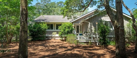Let your vacation begin at this adorable 3 bedroom 2 bath cottage!