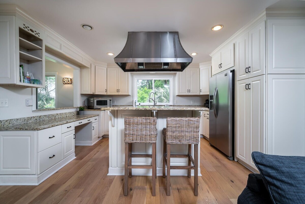 Cute Beach Cottage Sleeps 7! Pet Friendly! Amenity Cards Available!