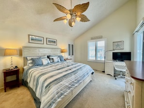 Level 2 BR King bed w water, sunrise and sunset views, access to upper deck