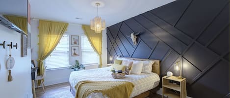 Guest room w/ king bed