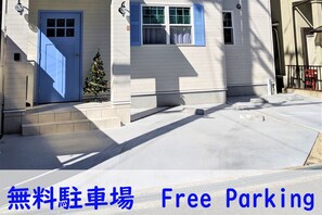 The parking lot that stops diagonally can be used on a first-come, first-served basis by reservation. A parking lot that can be entered diagonally from the front can be used by reservation. First come first served. Only for one car.