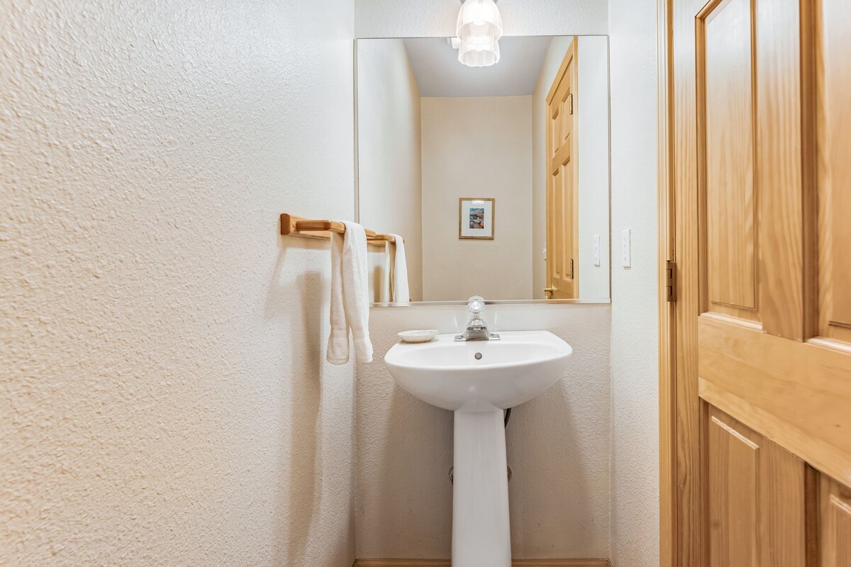Tahoe Donner Home w/ 5-Star Amenities – Walk to Trout Creek & Rec Center