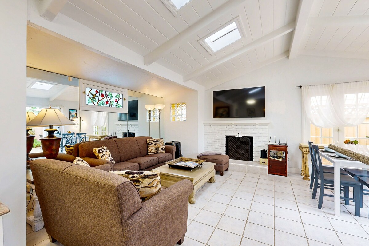 Quaint cottage with patio & balcony – short walk to Corona del Mar Beach