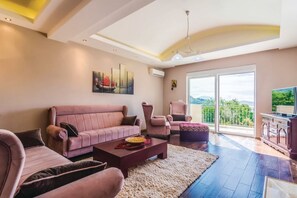 Living room area with exit to balcony with sea view