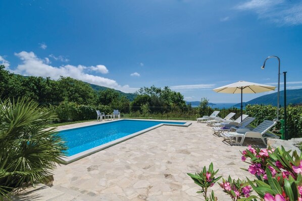 Pool mit Panoramablick aufs Meer