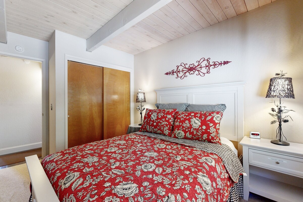 Modern Tahoe Donner cabin with 1-car garage & shared pool, hot tubs & gym
