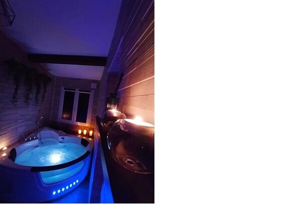 Indoor spa tub