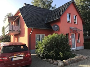 Außenansicht Haus inkl. Markise