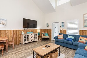 Living area to spend time with the family and enjoy the flat screen TV