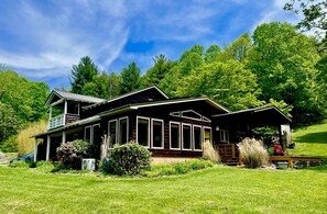 Babbling Brook Cabin looks is a Story Book setting. Flowers thru out the 43acres