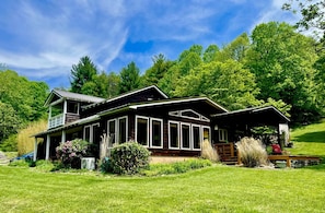 Babbling Brook Cabin looks is a Story Book setting. Flowers thru out the 43acres