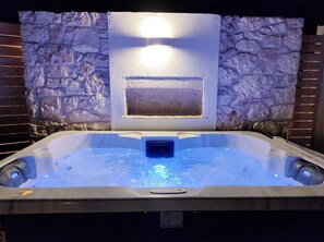 Indoor spa tub