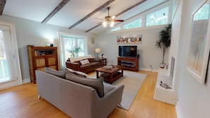 604_Butler_Ave-Living-Room-pic2